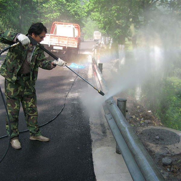 市政護(hù)欄高壓管道清洗機(jī)使用現(xiàn)場